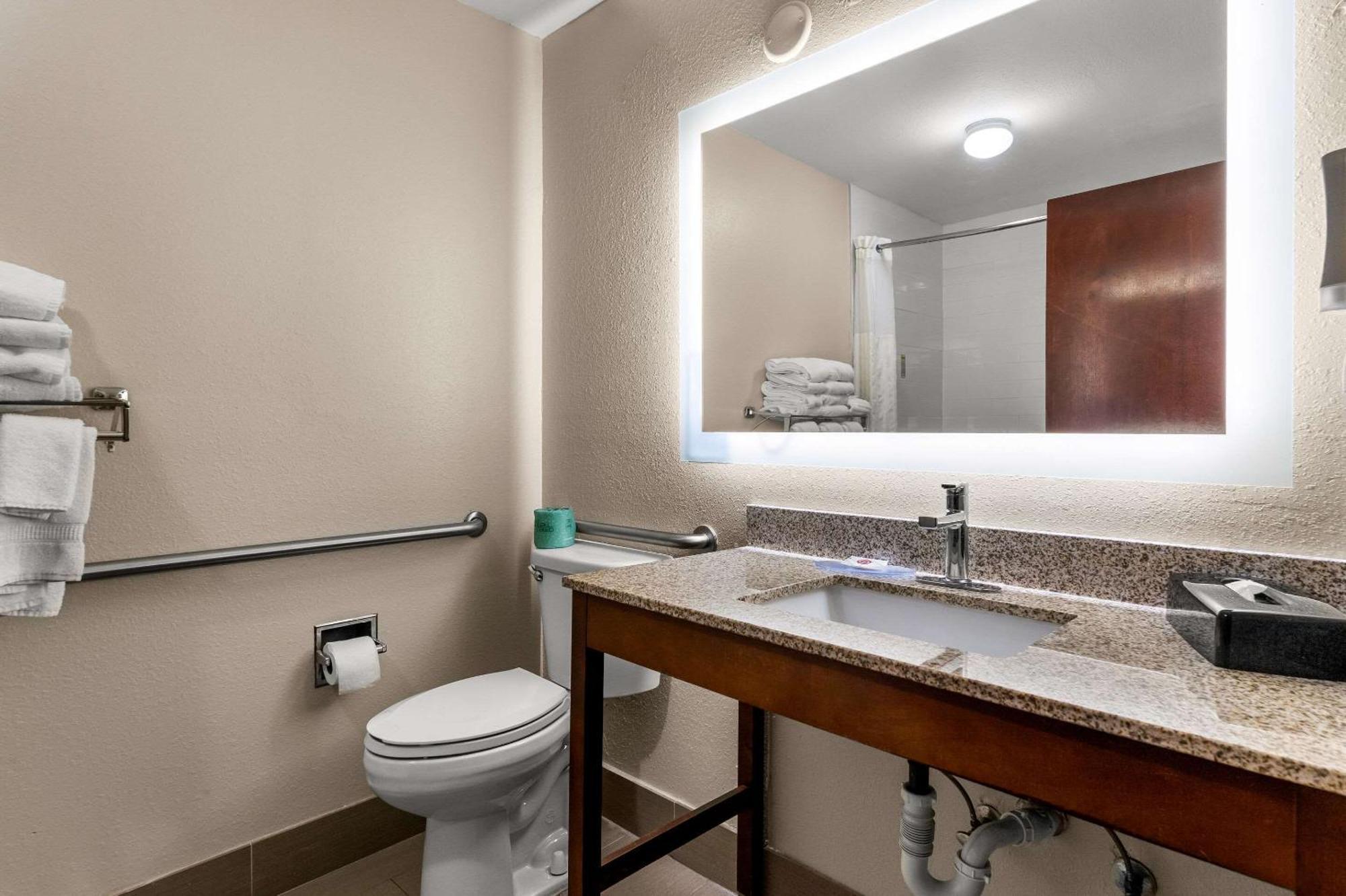 Comfort & I-10 Hotel 3*